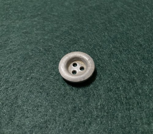 Alter knopf aus aluminium - alter,