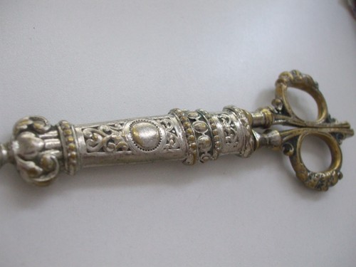 Antike schere mit köcher - schere,