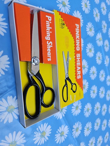 Vintage pinking shears - 7",