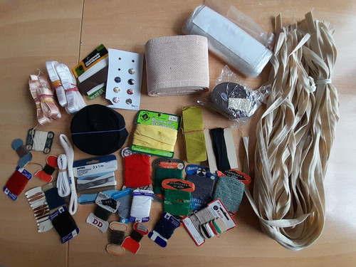Karton mit nähutensilien für - nähutensilien,