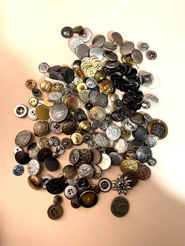 Glas voll mit metallknöpfen - glas,